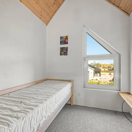 Lovely With Fantastic Views, Fenced Grounds, And A Wilderness Bath Semesterbostad