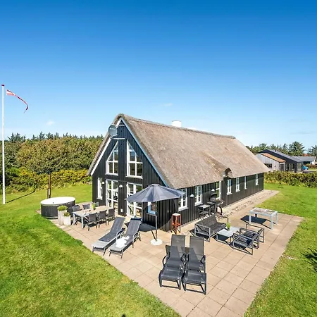 Lovely With Fantastic Views, Fenced Grounds, And A Wilderness Bath *