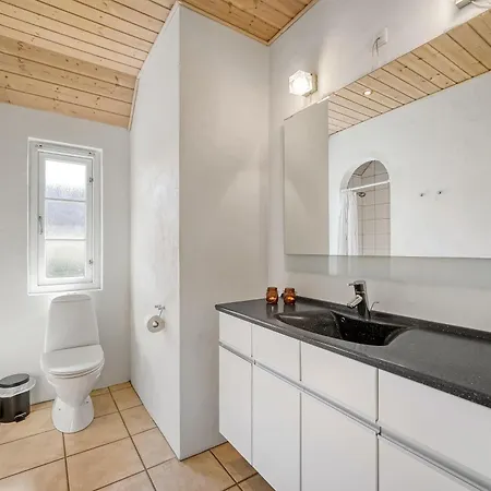 Semesterbostad Lovely With Fantastic Views, Fenced Grounds, And A Wilderness Bath *