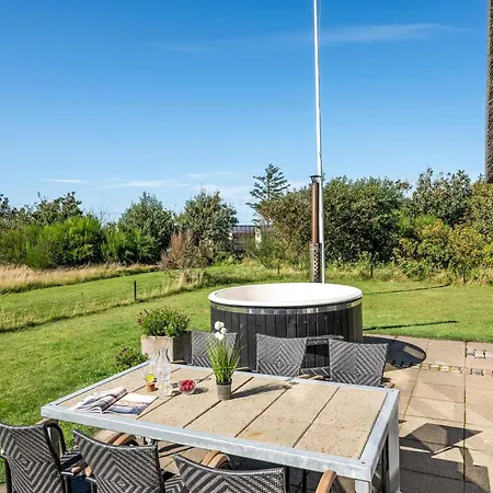 Semesterbostad Lovely With Fantastic Views, Fenced Grounds, And A Wilderness Bath Skjern