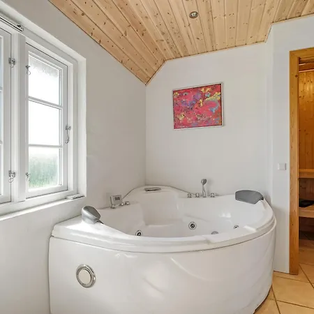 Lovely With Fantastic Views, Fenced Grounds, And A Wilderness Bath *