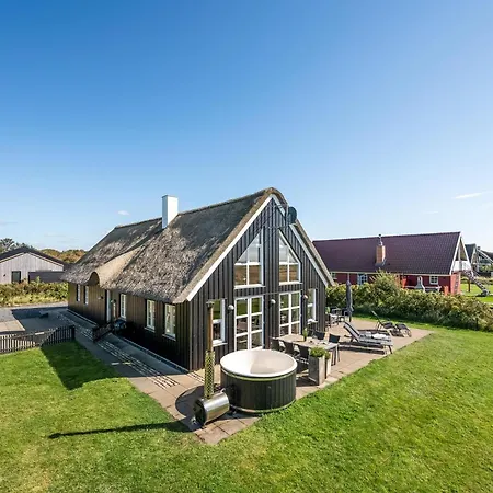 Lovely With Fantastic Views, Fenced Grounds, And A Wilderness Bath Semesterbostad Skjern