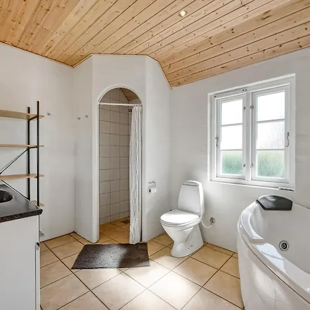 Lovely With Fantastic Views, Fenced Grounds, And A Wilderness Bath Semesterbostad Skjern