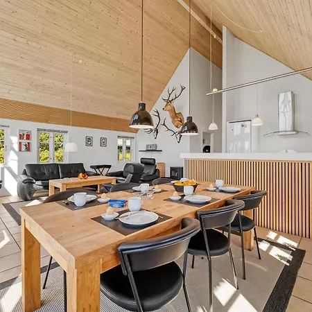 Semesterbostad Lovely With Fantastic Views, Fenced Grounds, And A Wilderness Bath