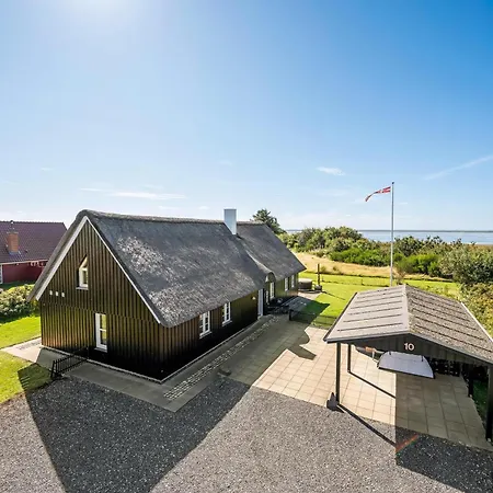 Lovely With Fantastic Views, Fenced Grounds, And A Wilderness Bath Semesterbostad *