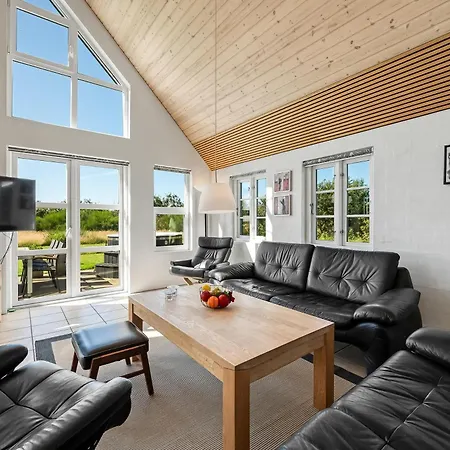 Lovely With Fantastic Views, Fenced Grounds, And A Wilderness Bath Semesterbostad