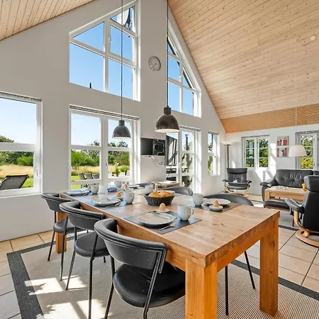 Lovely With Fantastic Views, Fenced Grounds, And A Wilderness Bath Semesterbostad *